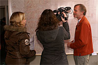 John Steegh toont enthousiast aan TV West de vele details op de grote Van Campen-kaart